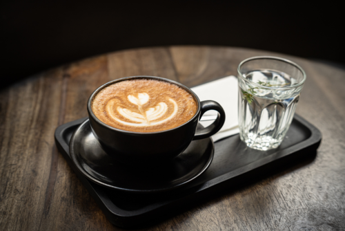 El café guatemalteco continúa entre los principales productos de exportación hacia Corea. (Foto: Canva/Soy502)