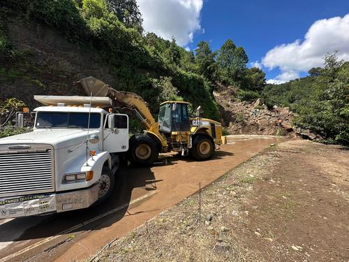 Con maquinaria trabajan las autoridades para habilitar el paso vehicular. (Foto: Covial)