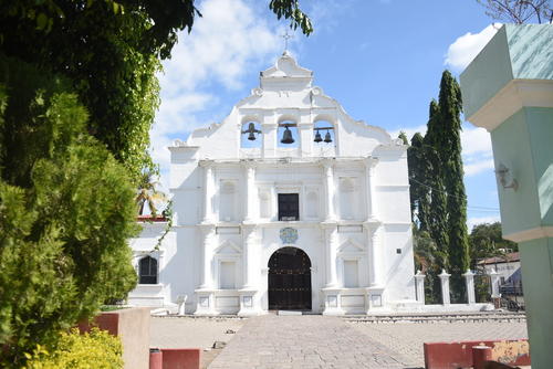 La iglesia está ubicada en una pequeña plaza, enfocada al parque central y orientada al occidente. (Foto: Silvia Roca/Colaboradora)