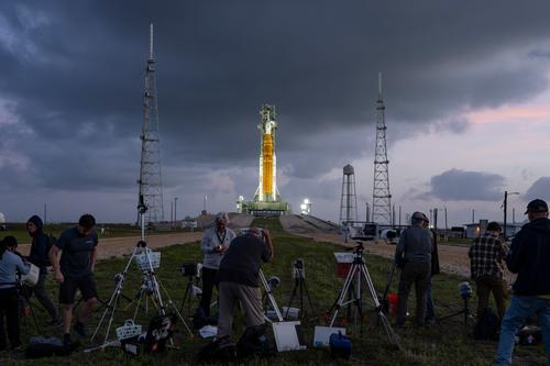  fot&oacute;grafos instalaron c&aacute;maras remotas mientras el cohete Artemis II del Sistema de Lanzamiento Espacial de la NASA y la nave espacial Orion descansaban en la plataforma de lanzamiento. (Foto: AFP)