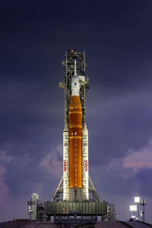 El cohete pesar&aacute; 2.600 toneladas tras el llenado de cuatro dep&oacute;sitos con hidr&oacute;geno y ox&iacute;geno l&iacute;quidos. (Foto: AFP)