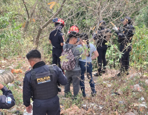 Personas que caminaban cerca de la escena localizaron el cuerpo. (Foto: ASONBOMD)