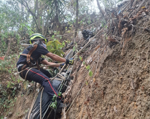 Bomberos Municipales de la estaci&oacute;n de  La Comunidad Mixco realizaron el rescate del cuerpo. (Foto: ASONBOMD)