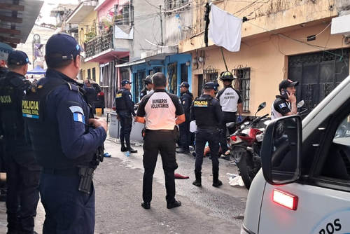 Tres personas quedaron tendidos en la cinta asf&aacute;ltica al lado de una piscina. (Foto: Jos&eacute; Luis Pos/Colaborador)