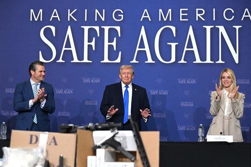 Donald Trump y Pam Bondi durante una conferencia de prensa. (Foto: AFP)