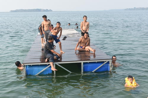 Los turistas acuden a darse un chapuz&oacute;n. (Foto: Carlos Pel&aacute;ez/Colaborador)