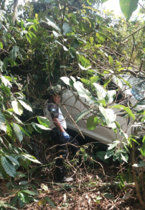 Al lugar se presentaron los Bomberos Voluntarios para asistir al conductor del veh&iacute;culo. (Foto: PMT Villa Canales)
