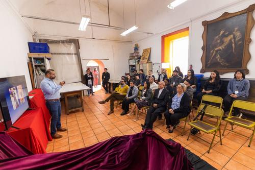 Al entregar una pieza restaurada, el personal t&eacute;cnico explica lo realizado a detalle. (Foto: Cortes&iacute;a MCD)