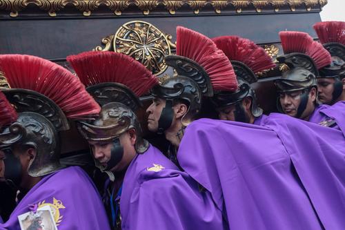 El alcalde particip&oacute; junto a vecinos de Mixco en cargar la imagen del Nazareno. (Foto: Oscar Rivas/Colaborador)