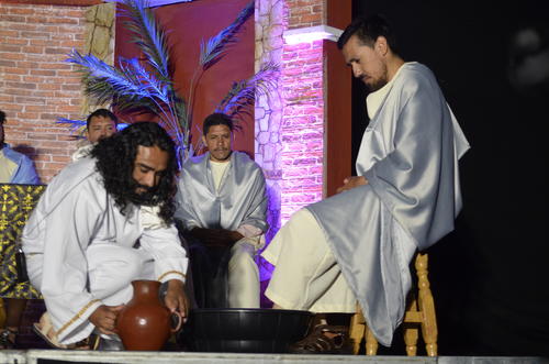As&iacute; fue el lavatorio de pies que Jes&uacute;s hizo a sus ap&oacute;stoles en la escenificaci&oacute;n de la &Uacute;ltima Cena. (Foto: Jos&eacute; G&oacute;mez/Colaborador)