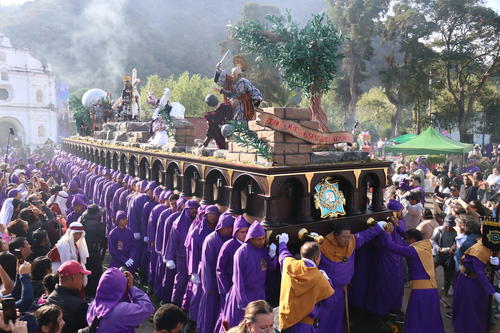 El paso del Nazareno llen&oacute; de esperanza a miles de devotos. (Foto: Renato Melgar/Colaborador)