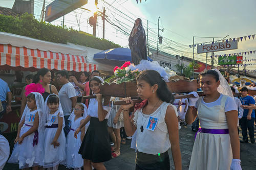 Los ni&ntilde;os mostraron su fe y devoci&oacute;n durante el recorrido. (Foto: &Aacute;ngel Revolorio/Colaborador)