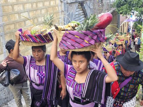 Las frutas recolectadas fueron transportadas por los fieles y fueron entregadas oficialmente a la parroquia. (Foto: Pedro Sicajau/Colaborador)