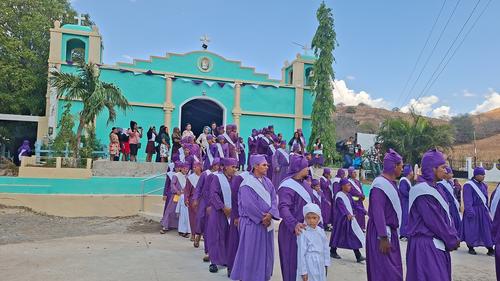 M&aacute;s de 200 cucuruchos llevaron en hombro la imagen durante la jornada. (Foto: Catalina Jarqu&iacute;n/Colaboradora)