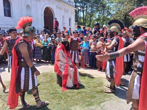 Decenas de personas se dieron cita en las calles para observar la escenificaci&oacute;n. (Foto: Irma Tzi/Colaboradora)