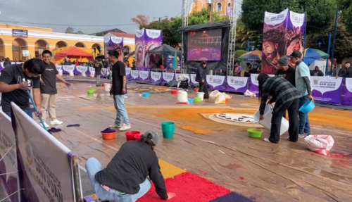 Participantes del colectivo contin&uacute;an con la elaboraci&oacute;n de la alfombra art&iacute;stica. (Foto: Captura de video)