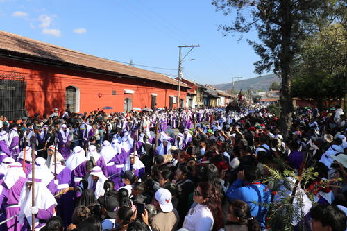 Miles de feligreses acompa&ntilde;aron el cortejo desde la madrugada. (Foto: Renato Melgar/Colaborador)