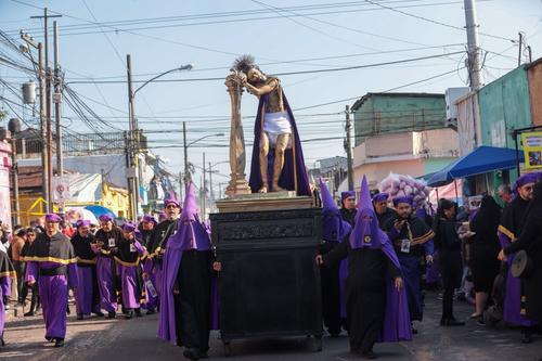 Los pasos de la V&iacute;a Dolorosa tambi&eacute;n acompa&ntilde;an el cortejo. (Foto: &Oacute;scar Rivas/SOY502)