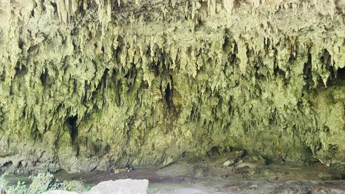 Hay cientos de formaciones de estalactitas en la gigantesca caverna, adem&aacute;s de otras cuevas que pueden ser exploradas. (Foto: Estuardo Jim&eacute;nez/Colaborador)