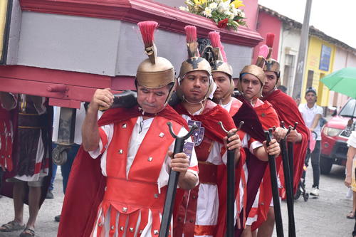 El escuadr&oacute;n de romanos tambi&eacute;n se turn&oacute; para llevar a la imagen en hombros. (Foto: Wilder L&oacute;pez/Colaborador)