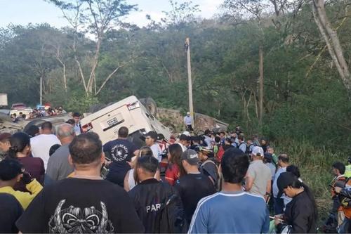 Accidente de tr&aacute;nsito, microb&uacute;s, Antigua Guatemala, muertos, heridos, 02