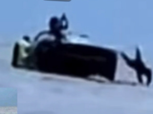 Un video permiti&oacute; ver el momento en el que el joven se lanza del veh&iacute;culo acu&aacute;tico. (Foto: Captura de video)