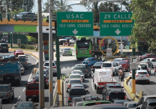 Agentes del tr&aacute;nsito se preparan para el ingreso de veh&iacute;culos a la ciudad. (Foto: IGSS)