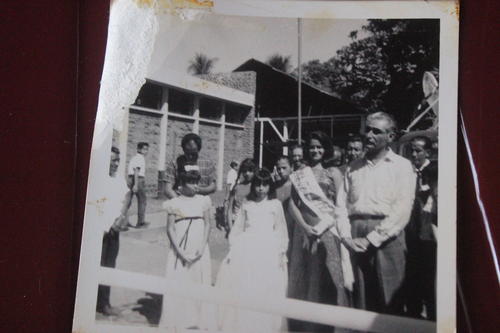 Juany Mart&iacute;nez, reina del municipio en 1965, acompa&ntilde;ada del gobernador Departamental; atr&aacute;s se ve el edificio municipal. (Foto: Archivo)