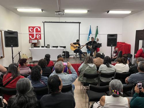 Durante la presentaci&oacute;n, el cantautor comparti&oacute; reflexiones sobre la canci&oacute;n como una forma de literatura. (Foto: Sandra Sebasti&aacute;n/Colaboradora)