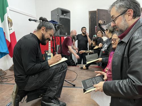 El cantautor guatemalteco Jos&eacute; Chamal&eacute; present&oacute; su libro Clavera Kalandraka y firm&oacute; los ejemplares. (Foto: Sandra Sebasti&aacute;n/Colaboradora)