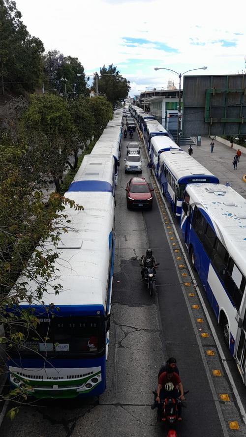 Dos filas de buses se reportan este lunes en los alrededores de la Municipalidad de Guatemala. (Foto: Sandra Sebasti&aacute;n/Colaboradora)