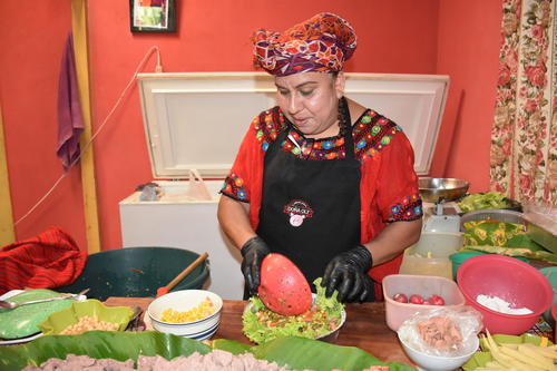 Cada etapa de preparaci&oacute;n del platillo refleja cari&ntilde;o y dedicaci&oacute;n. (Foto: Irma Tzi/Colaboradora)