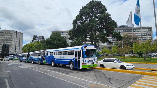 Buses se parquean frente a la Municipalidad. (Foto: Estuardo Paredes)