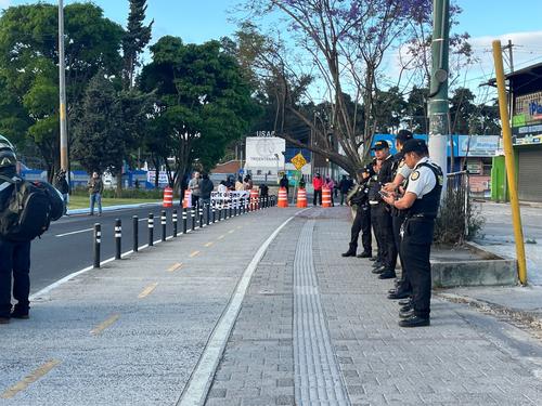 Al lugar del bloqueo se presentaron agentes de la PNC. (Foto: Fredy Hern&aacute;ndez/Soy502)