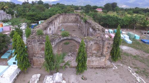 En la ciudad de Chiquimula, los visitantes admiran los vestigios de la iglesia vieja de la aldea San Esteban. (Foto: Nehem&iacute;as Guti&eacute;rrez/Colaborador)