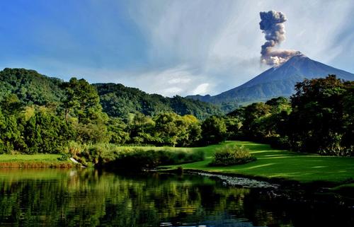 Este es el lugar donde el fuego del volc&aacute;n se encuentra con la frescura del agua. (Foto: Finca El Zapote)