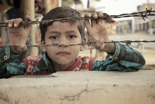Una persona que creci&oacute; en medio de violencia puede permanecer en estado de alerta constante. (Foto: Canva)