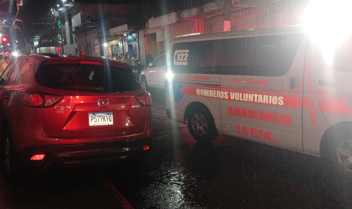 Bomberos acudieron al llamado de auxilio pero solo pudieron brindar apoyo a una de las v&iacute;ctimas. (Foto: Jorge Morales/Colaborador)