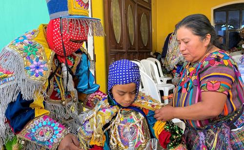 Leocadio Sim&oacute;n, junto a su esposa, visten a su hijo como bailar&iacute;n. (Foto: Carlos Sotz/Colaborador)