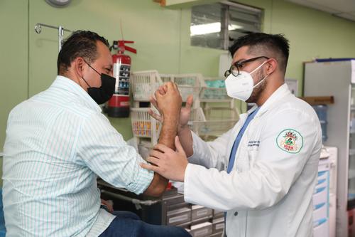 El equipo del IGSS estabiliz&oacute; a pacientes antes de su traslado a otras unidades de atenci&oacute;n. (Foto: IGSS)