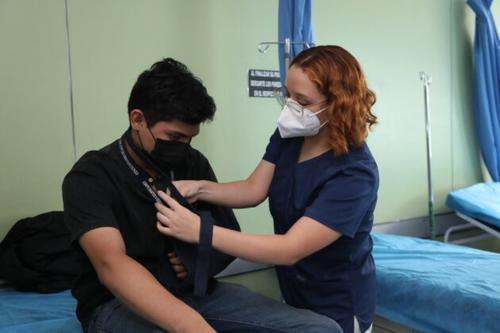 El personal m&eacute;dico del IGSS atendi&oacute; a pacientes con traumatismos y heridas durante la Semana Santa. (Foto: IGSS)