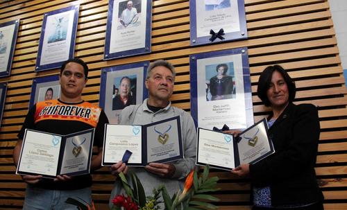 Elsa recibiendo un reconocimiento junto a otros quetzaltecos destacados. (Foto: CDAG)