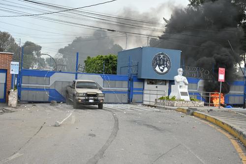 Con un picop han intentado abrir los portones y tambi&eacute;n han incendiado llantas. (Foto: Jos&eacute; Luis Pos/Colaborador)
