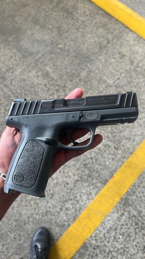 Las autoridades le incautaron una pistola al capturado. (Foto: PNC)