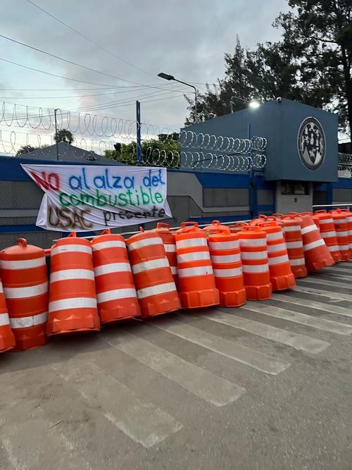 En el ingreso a la USAC se encontraba una manta que indicaba "no al alza del combustible". (Foto: Fredy Hern&aacute;ndez/Soy502)