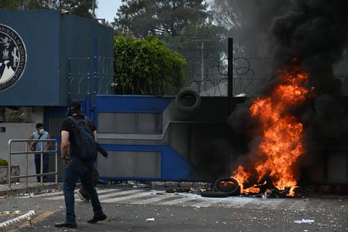 Uno de los portones fue alcanzado por las llamas. (Foto: Jos&eacute; Luis Pos/Colaborador)
