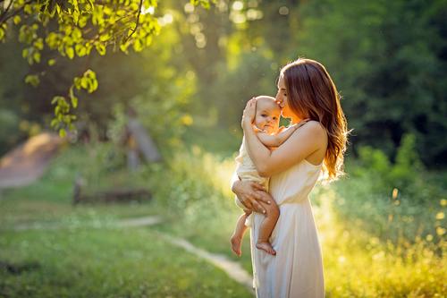El beso en la frente se asocia al v&iacute;nculo entre madre e hijo. (Foto: Shutterstock)