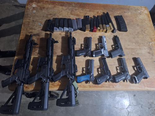 Armamento incautado durante la captura de los presuntos responsables de secuestro y desaparici&oacute;n de siete personas. (Foto: PNC)