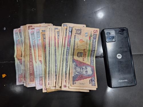 Los polic&iacute;as le incautaron dinero en efectivo y un celular al detenido. (Foto: PNC)
