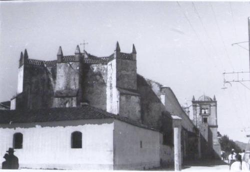 Fotograf&iacute;a antigua evidencia los cambios en el entorno urbano del templo. (Foto: Historia de Guatemala en Fotograf&iacute;as)